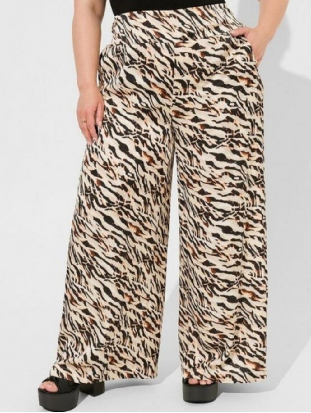 Torrid Pants Size 2R Pull-On Super Wide Leg Streaky Satin High-Rise Zebra Stripe